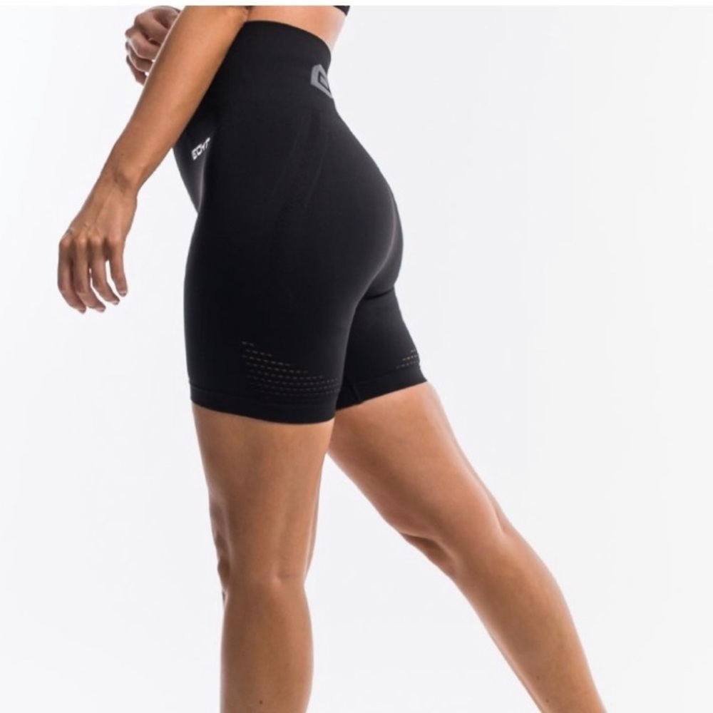 ECHT ARISE SERIES BIKE SHORTS SIZE MEDIUM